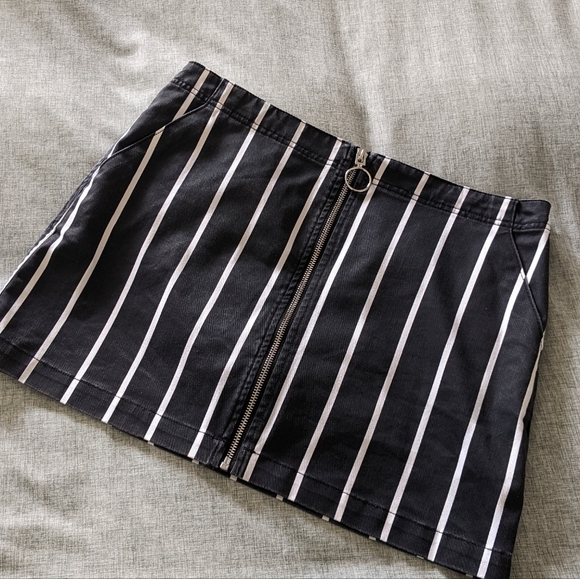 Volcom Black and White Mini Skirt, size medium (8) - Picture 3 of 6